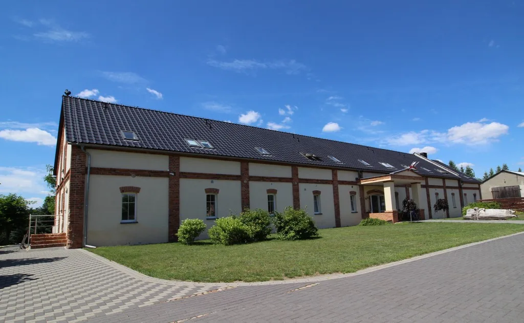 Budynek Lipowego Zakątka i jego otoczenie